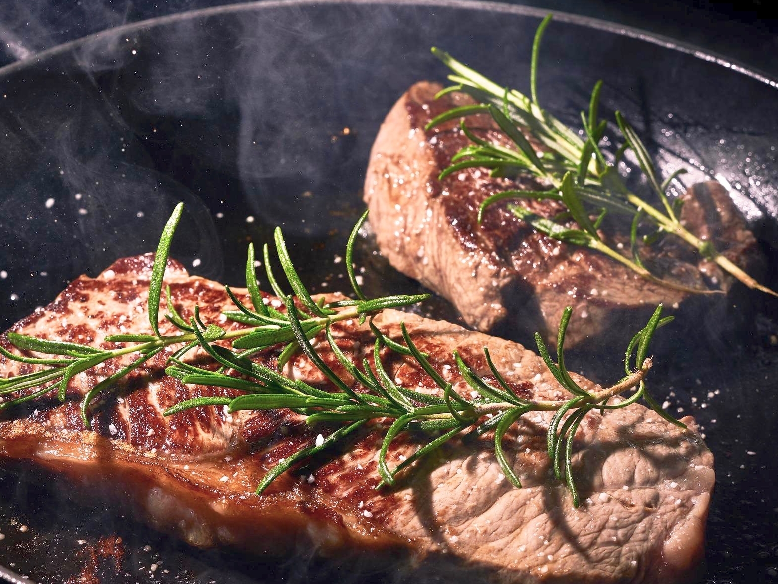 Um Steaks annzubraten nimmt man am besten ein raffiniertes Speiseöl. Aber auch Olivenöl eignet sich zum Braten.