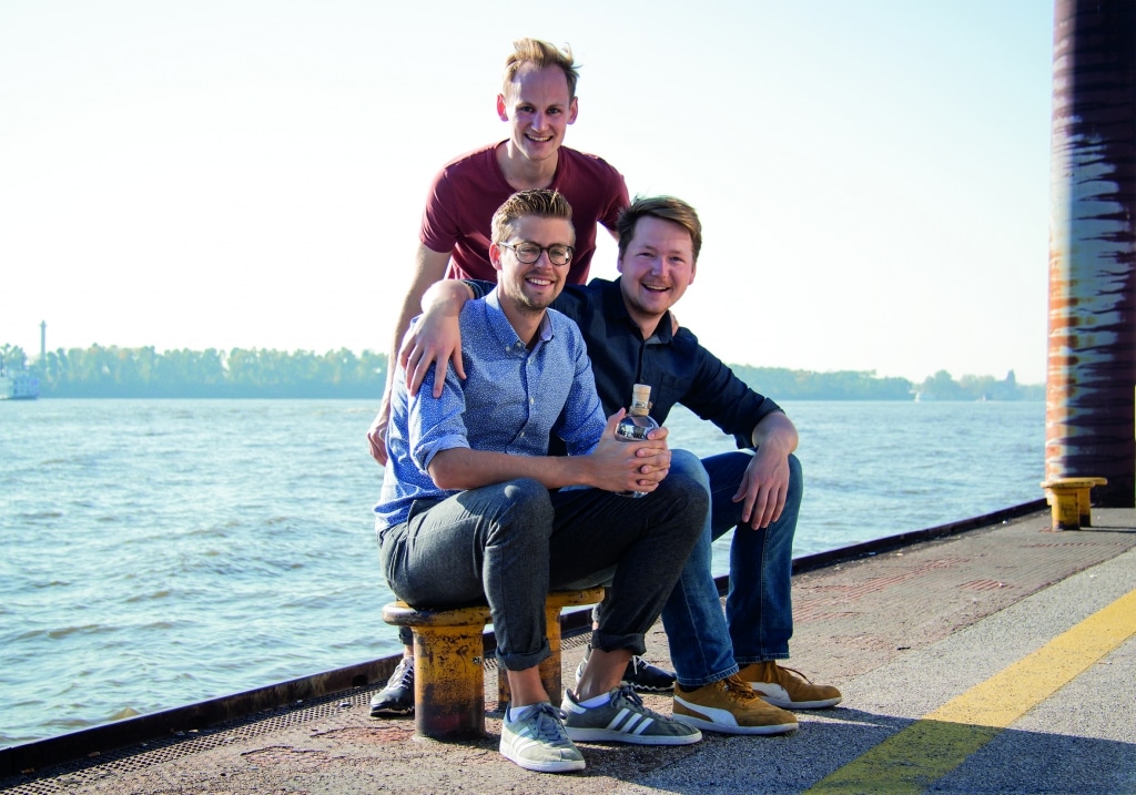Basti, Simon und Hauke an der Elbe mit Hafenkorn