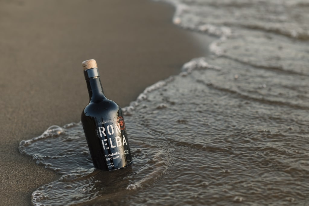 Eine Flasche Ron Elba Rum im Elbwasser