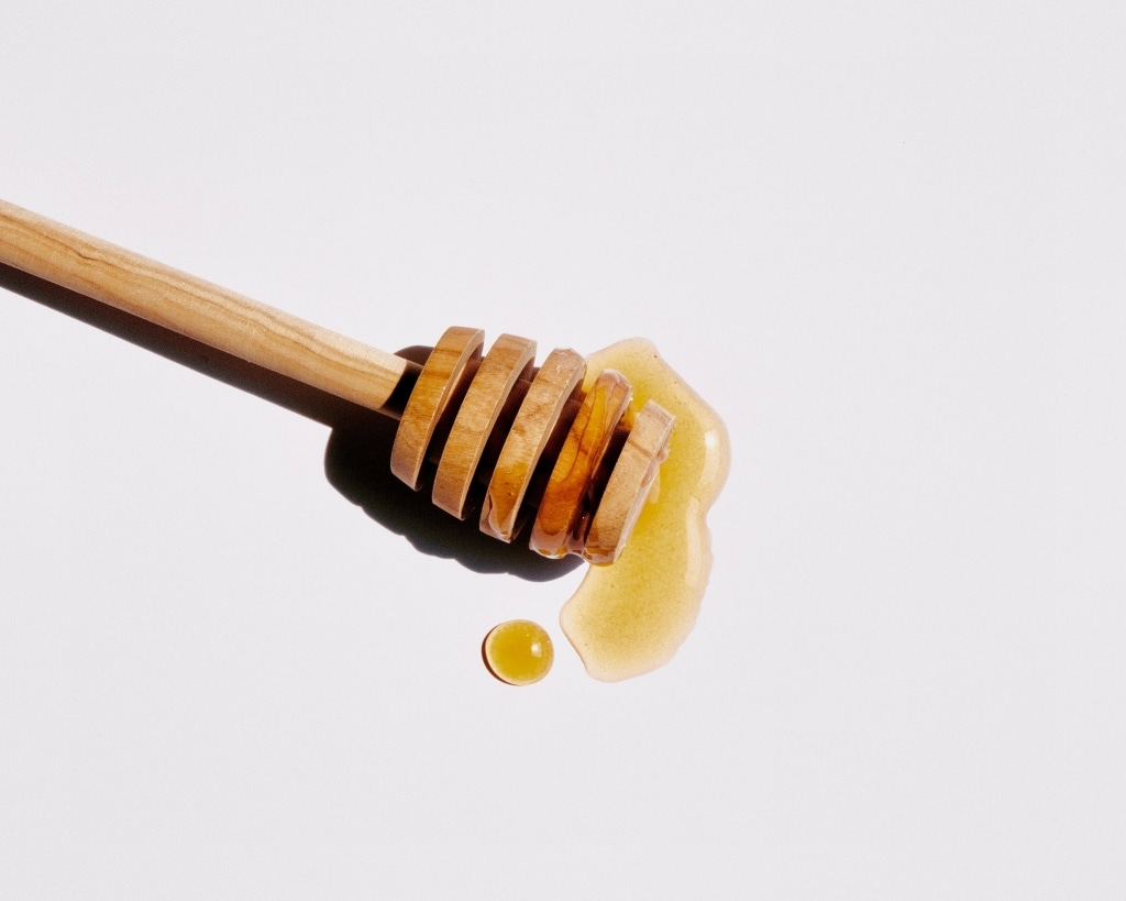 Honiglöffel aus Holz mit Honig