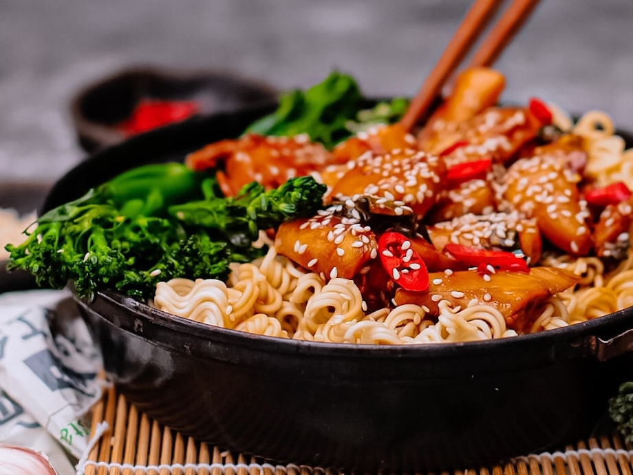 Asiatische Nudelpfanne mit Hühnchenfleisch, Gemüse und dunklem Balsamessig
