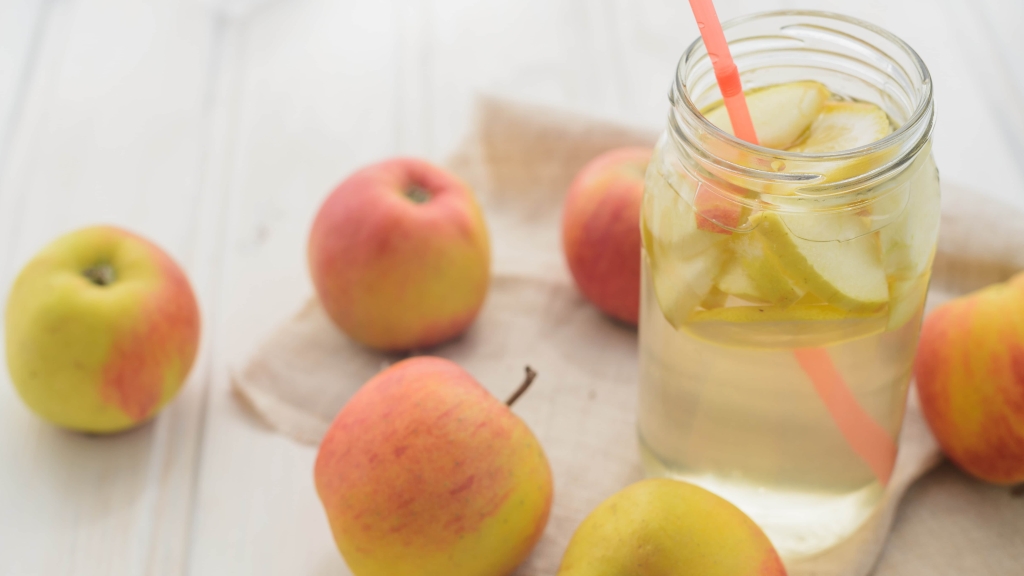 Täglich ein Glas Apfelessig trinken hat einen positiven Effekt auf deine Gesundheit