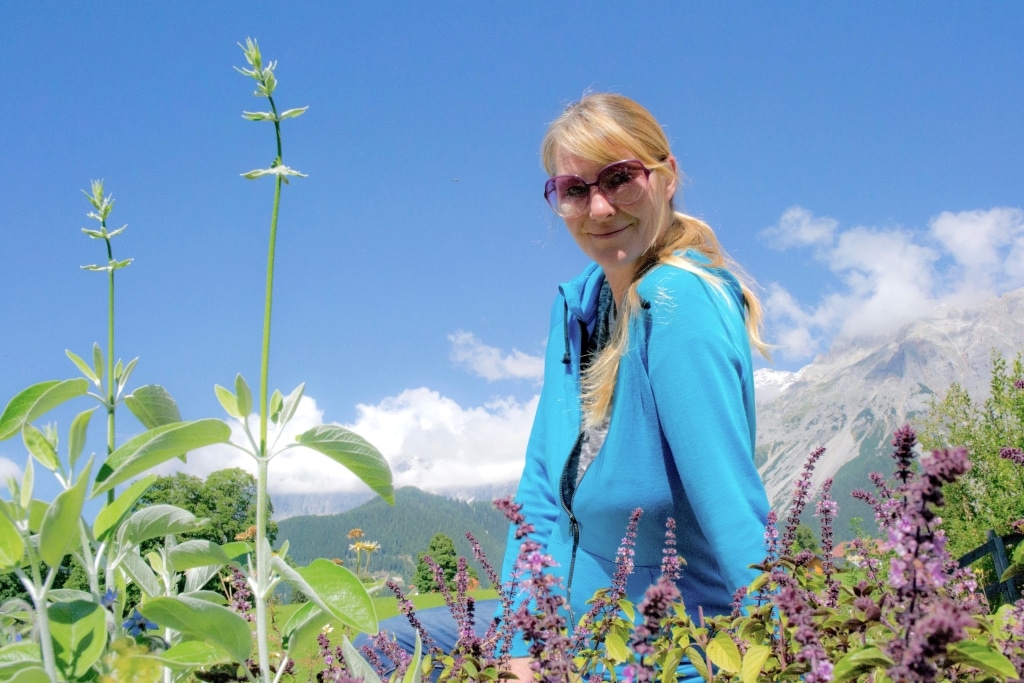 Andrea Nickel stellt ihre Gewürzmischungen für Salz & Liebe in der Steiermark her