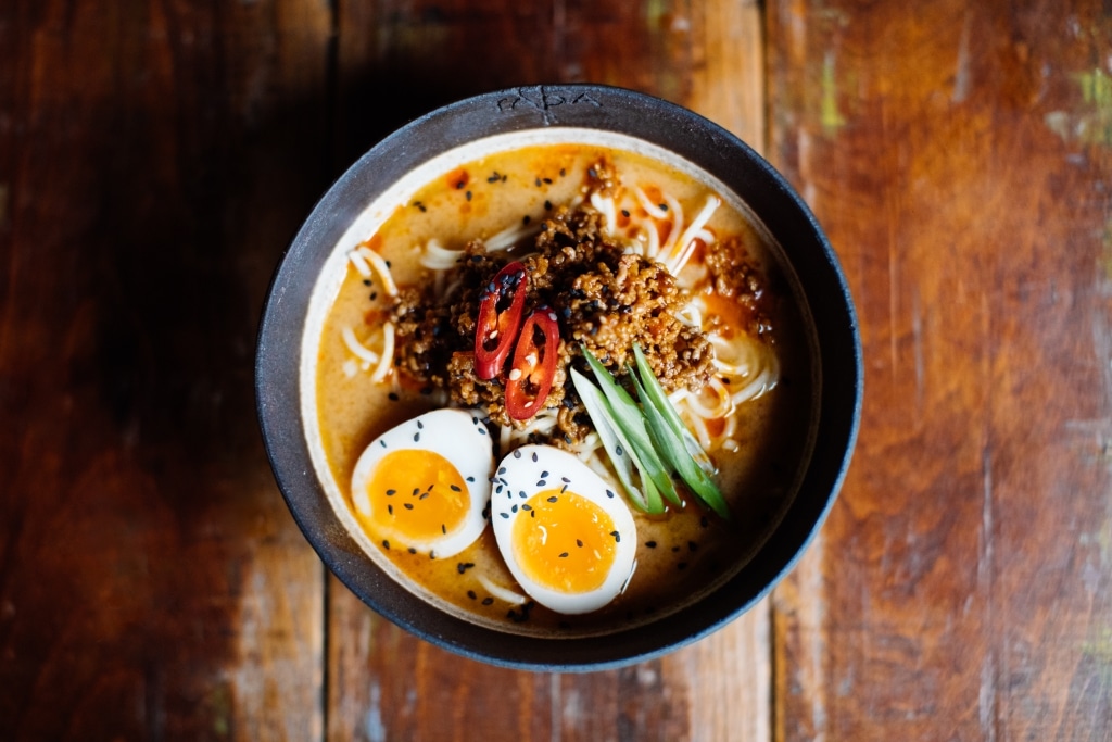 Ramen Suppe mit Ei und Hackfleisch von TADA Ramen