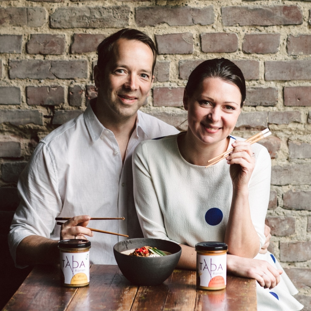 Jessica und Matthias von TADA Ramen mit Suppenschüssel am Tisch