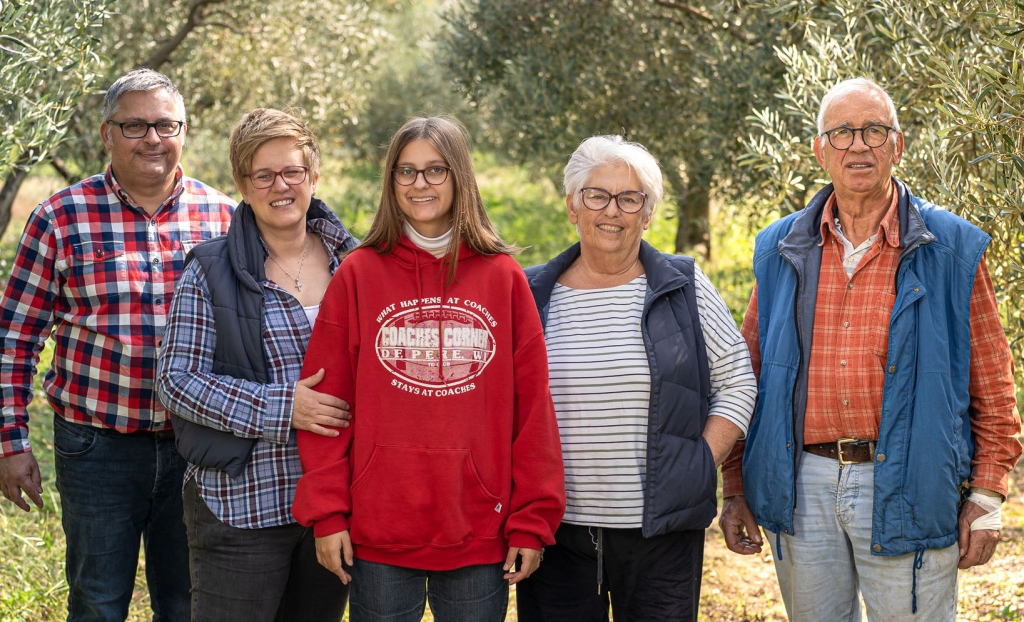 Familienfoto im Olivenhain von Pangaea Olivenöl