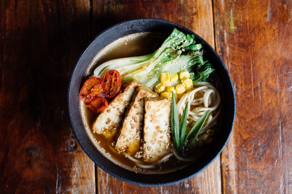 TADA Ramen Suppe mit Tofu, Tomate, Mais und Nudeln in Schale