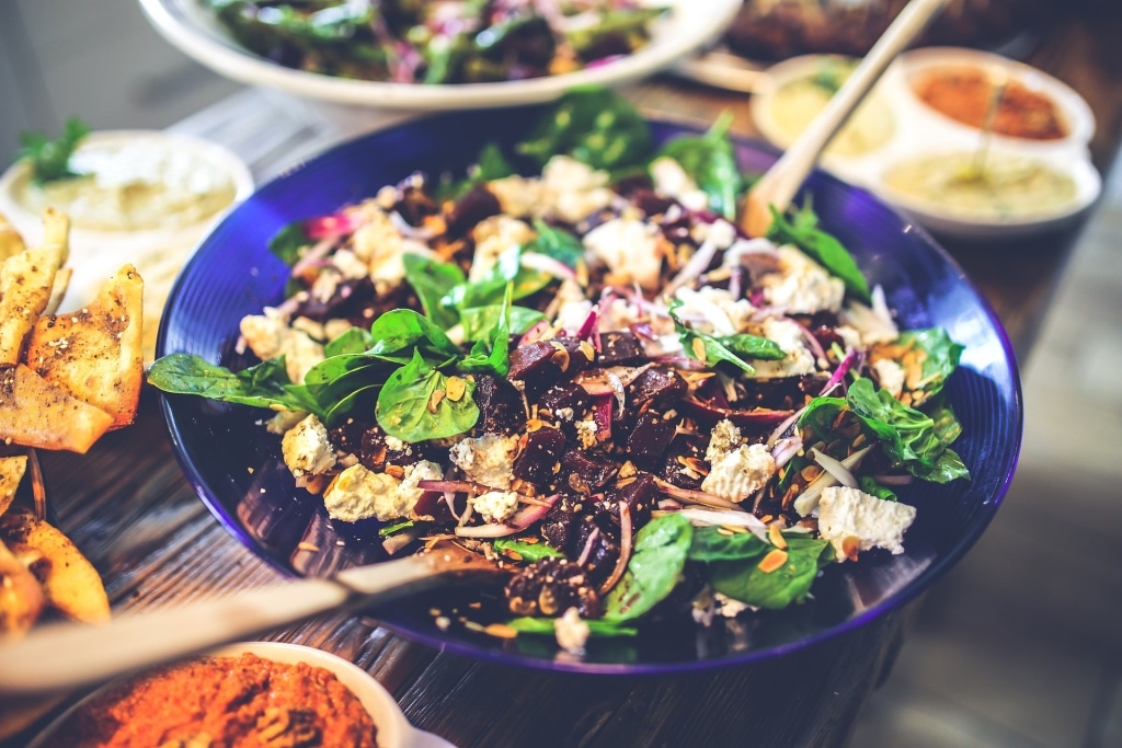 Salat mit Feta und Blaumohnöl verfeinert
