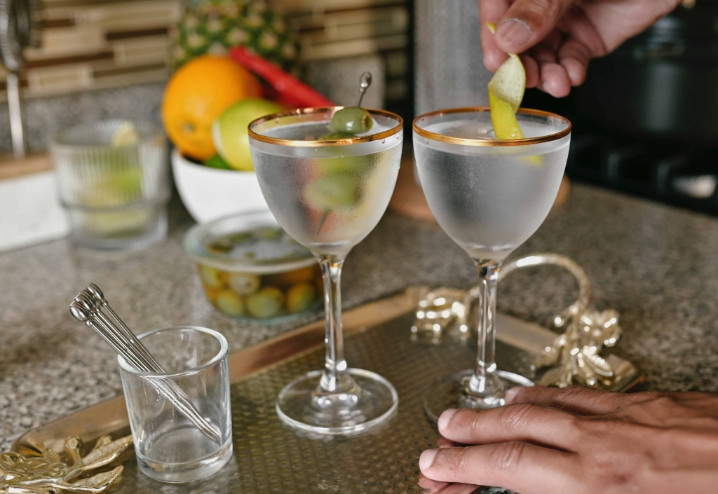 Ein Dry Martini Rezept wird häufig mit Oliven oder Zitronenzeste serviert
