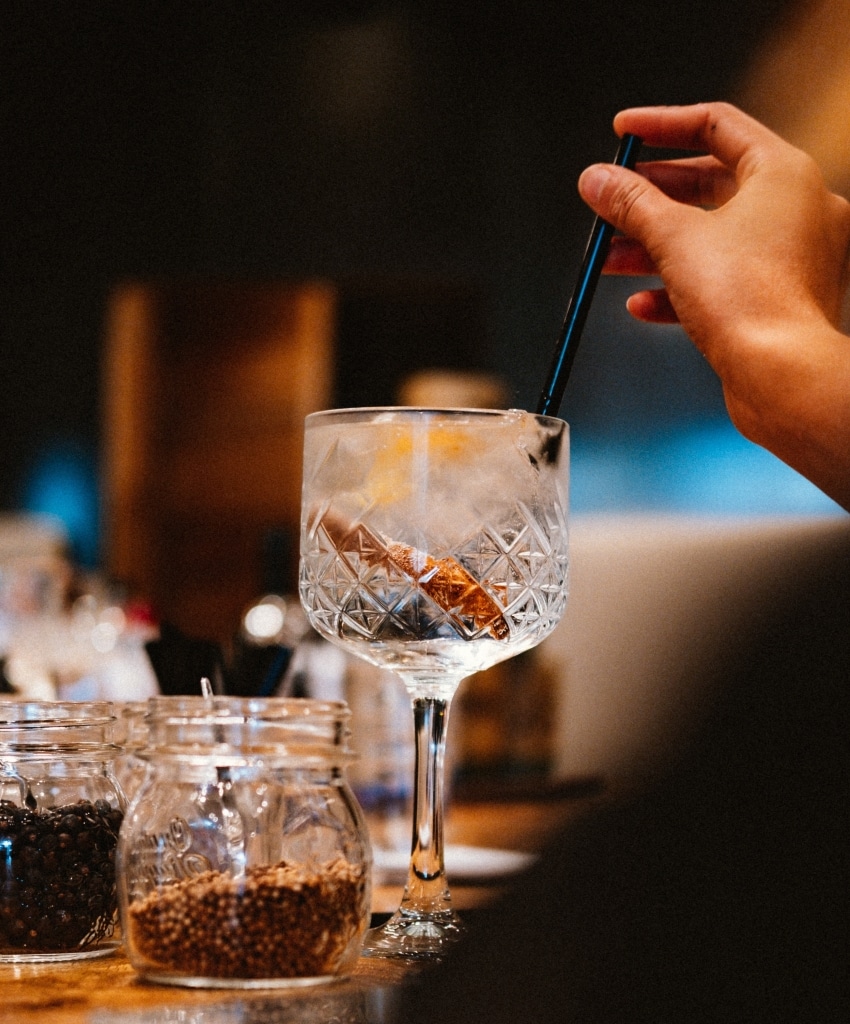 Das klassische Gin Tonic Rezept wird im Glas "gebaut".