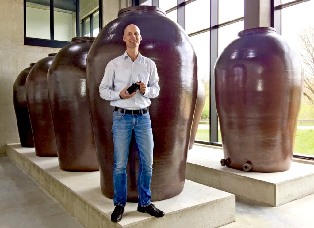 Dr. Friedrich Mertz steht in der Lindenmeyer Essig-Brauerei vor zwei Meter großen Tongefäßen zur Essigherstellung