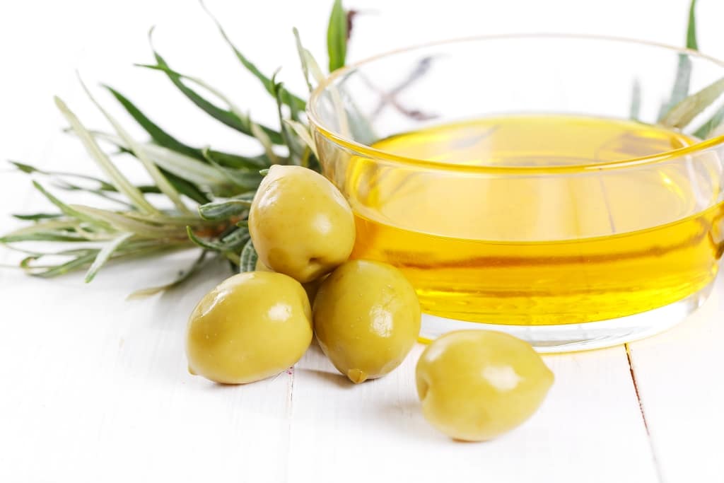 Kein Merkmal der Olivenöl Qualität: Die Farbe des Öls kann von goldgelb bis tiefgrün variieren