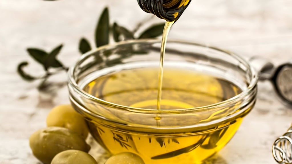Schale mit gesundem Olivenöl