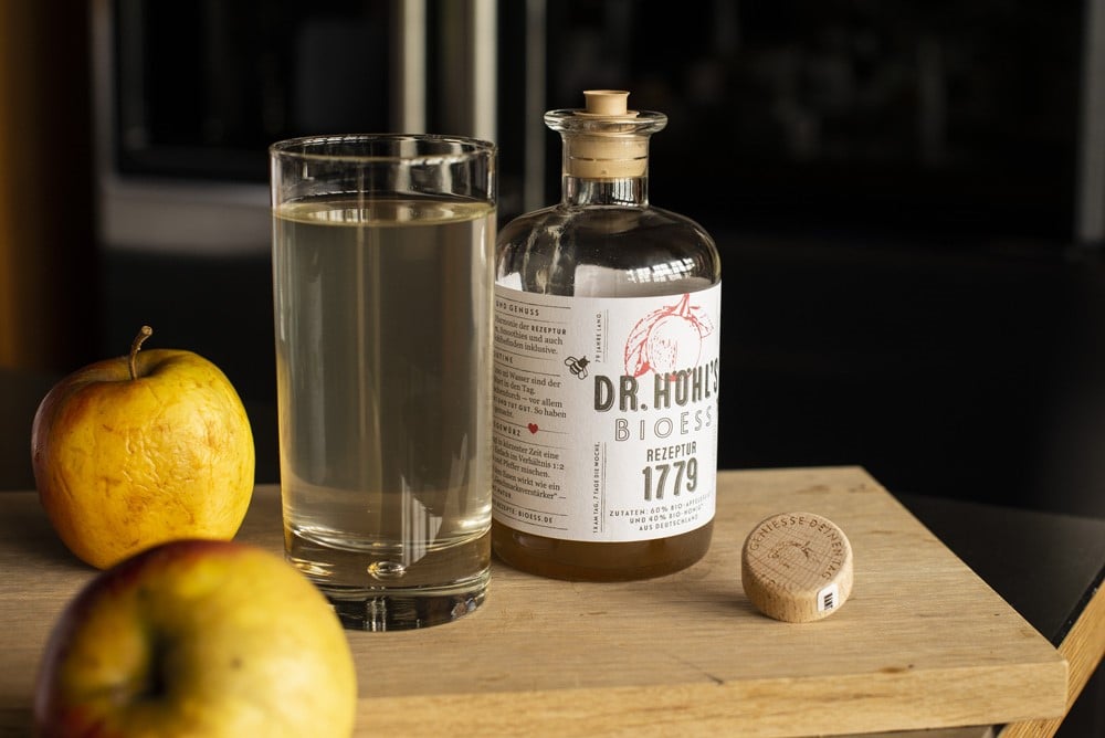 Apfelessig trinken mit der "REZEPTUR 1779 Apfelessig mit Honig" von DR. HÖHL'S. Sie eignet sich hervorragend und ist schnell gemixt.