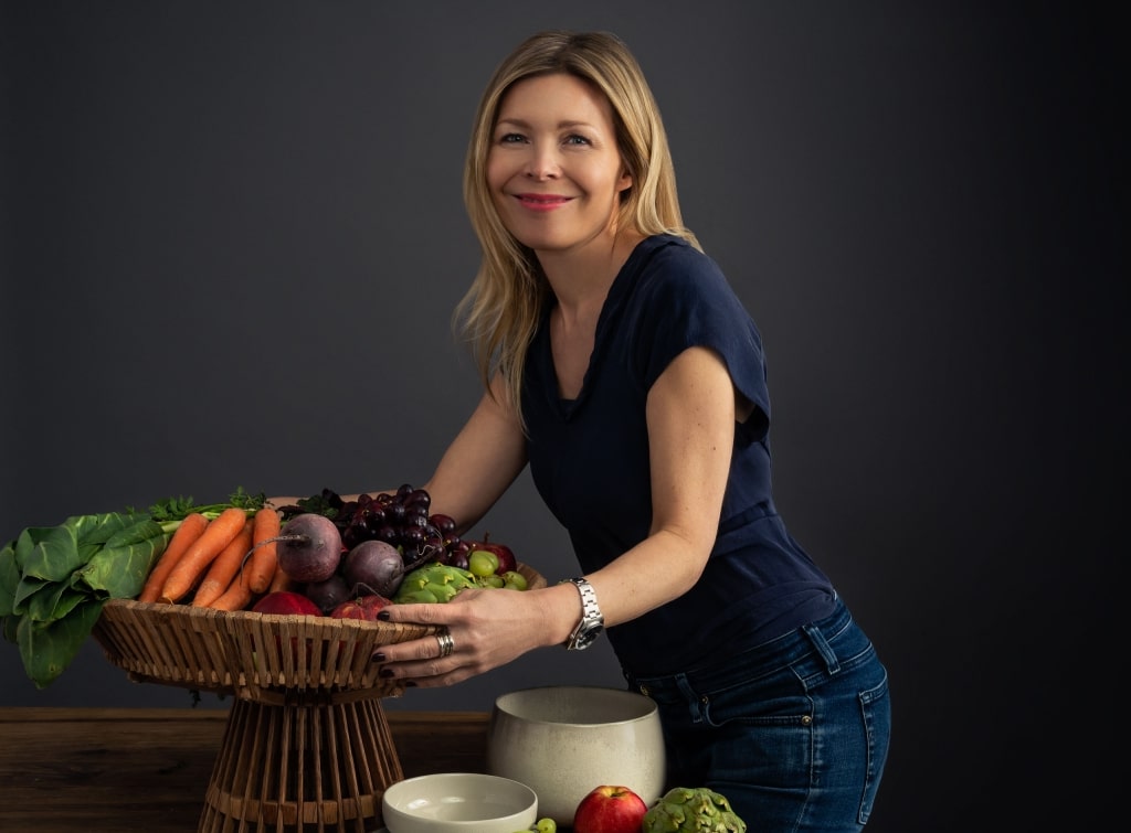 Dr. Tina Ingwersen-Matthiesen von Herbivore Hub mit Korb voller Gemüse und Obst