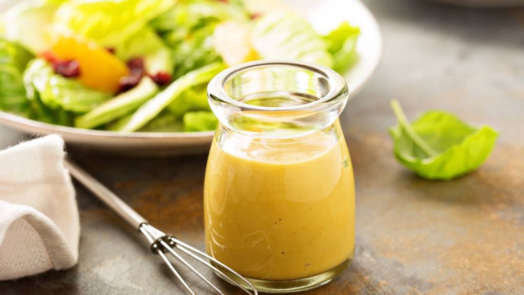 Schmeckt wie im Restaurant: Ein Honig Senf Dressing eignet sich hervorragend für frische Salate