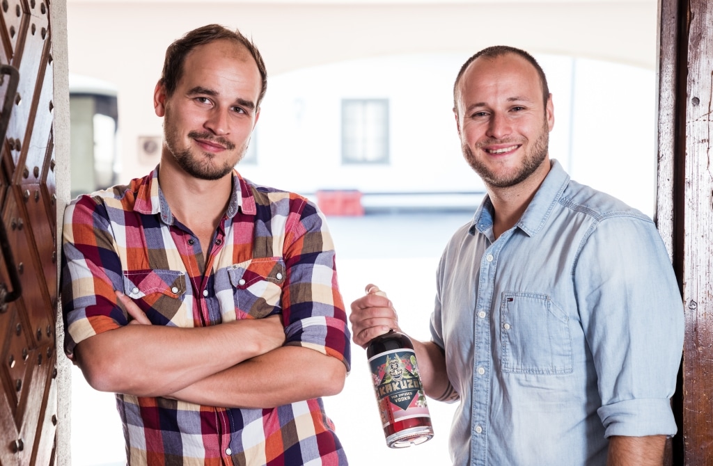 Paul und Marc von Kakuzo halten eine Flasche Tea Infused Wodka