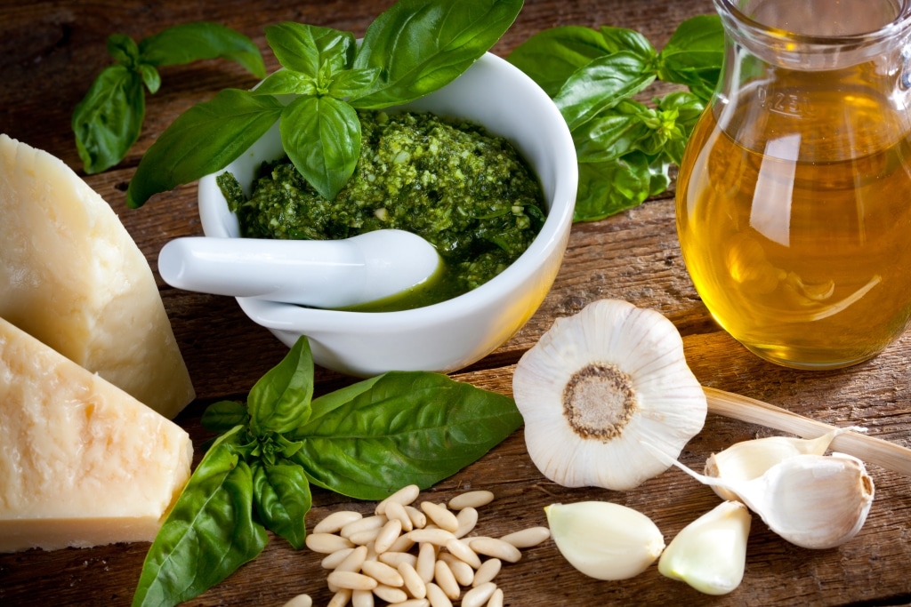 Zutaten eines klassischen Basilikum Pesto bzw. Pesto Genovese: Basilikum, Olivenöl, Parmesan, Pinienkerne, Knoblauchzehen