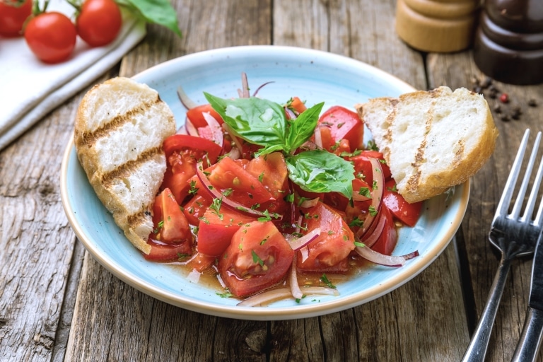 Tomatensalat Rezept - Klassisch mit Zwiebeln | Leni &amp; Hans
