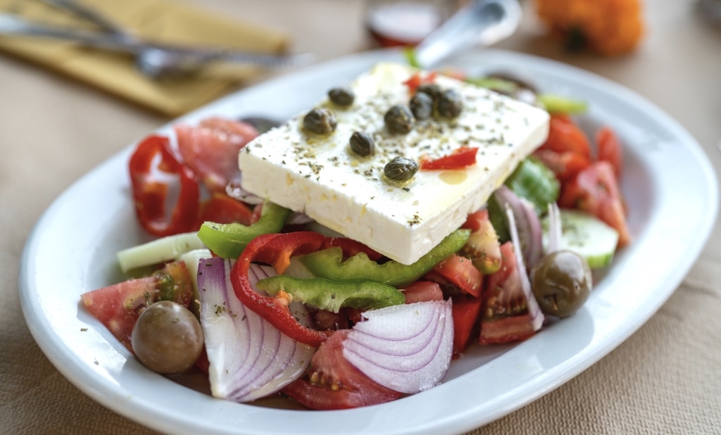 Griechischer Salat mit Schafskäse und Kapern