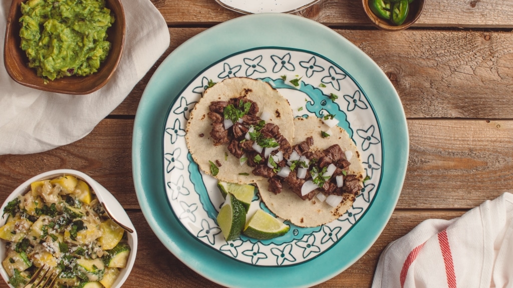 Guacamole ist ein klassiker der mexikanischen Küche. Die Avocadocreme passt perfekt zu Tacos, Wraps und Gemüse aller Art
