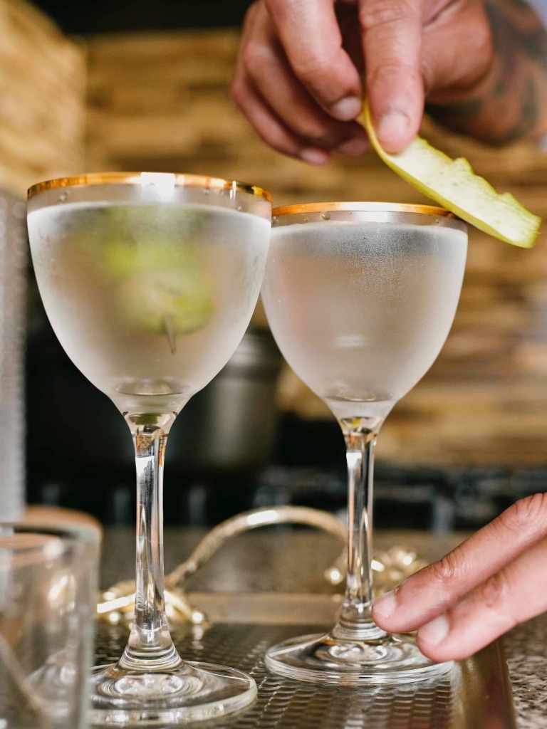 Ein Dry Martini besteht aus Weißem Wermut und Gin. Garaniert mit Oliven oder Zitrone