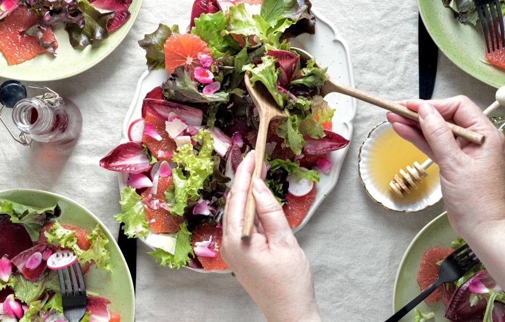 Salate zum Grillen: Sommerlicher Salatteller mit Orangenscheibe, grünem und rotem Blattsalat